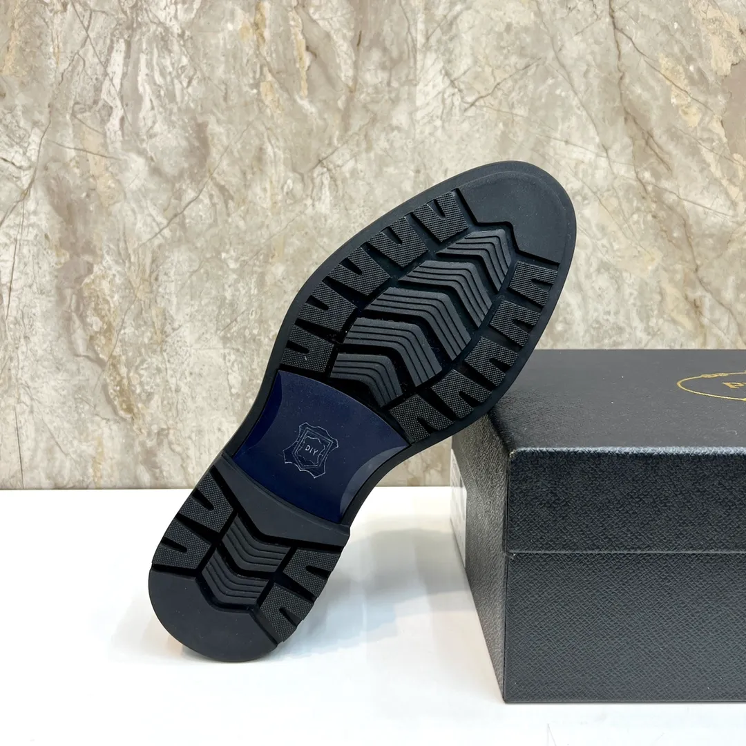 Original order quality: P580 Brand: PRADA (Prada) Standard code: Men's size 38/44 (45 can be customized) Grade: Same style as the official website High-quality men's shoes Material: Original cowhide Water-dyed cowhide lining Rubber outsole Style categories: Men's fashionable formal leather shoes Slip-on men's shoes series Young fashion European and American trends British style Top luxury Color: Actual picture
